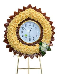 พวงหรีดแแบนาฬิกา ประดับด้วยดอกไม้สีเหลือง