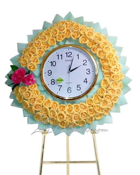 พวงหรีดนาฬิกา สีเขียวมิ้น ประดับด้วยดอกไม้สีเหลือง