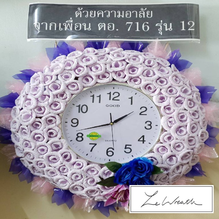 พวงหรีดนาฬิกา ตกแต่งด้วยดอกไม้จันทน์ประดิษฐ์โทนสีม่วงอย่างสวยงาม