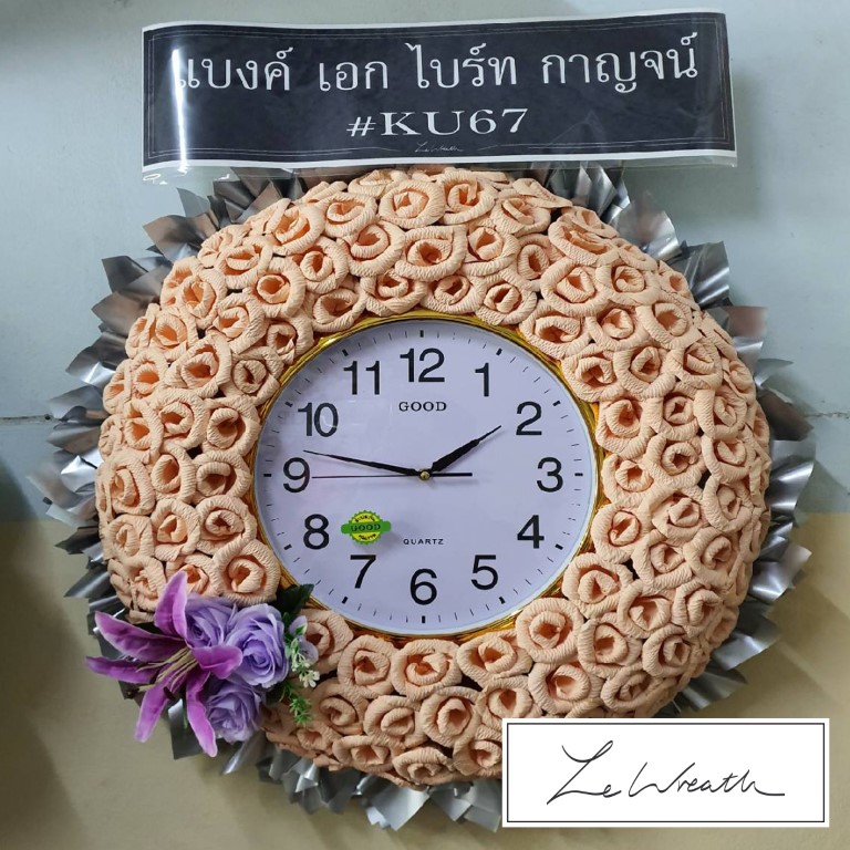 พวงหรีดนาฬิกา ตกแต่งด้วยดอกไม้จันทน์ประดิษฐ์โทนสีส้มอย่างสวยงาม