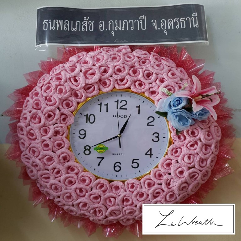 พวงหรีดนาฬิกา ตกแต่งด้วยดอกไม้จันทน์ประดิษฐ์โทนสีชมพูอย่างสวยงาม