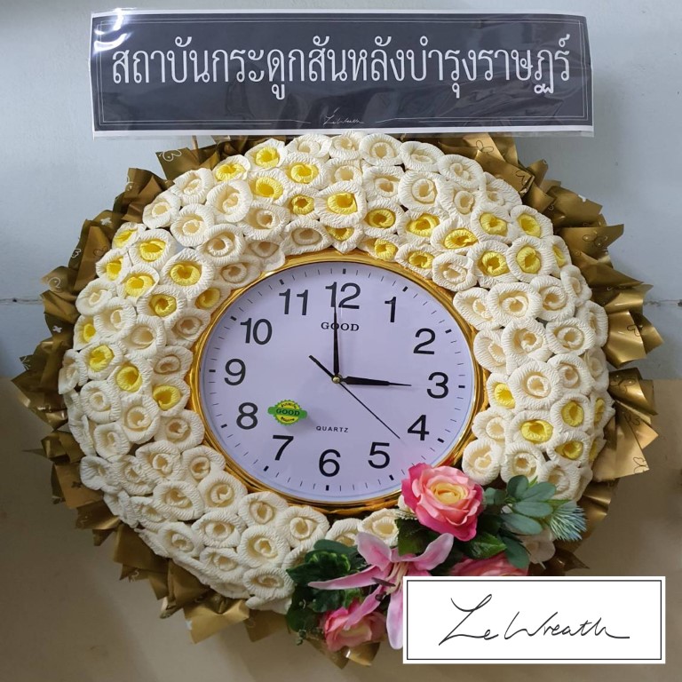 พวงหรีดนาฬิกา ตกแต่งด้วยดอกไม้จันทน์โทนสีเหลือง ใช้ประโยชน์ต่อได้หลังเสร็จสิ้นพิธีศพ