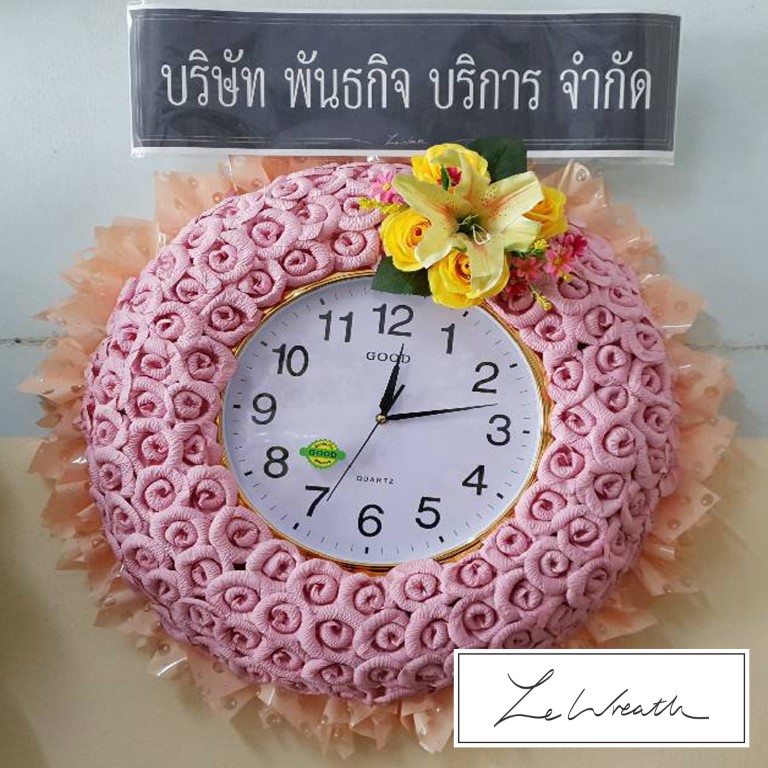 พวงหรีดนาฬิกา ตกแต่งด้วยดอกไม้จันทน์โทนสีชมพู ใช้ประโยชน์ได้หลังเสร็จสิ้นพิธีศพ
