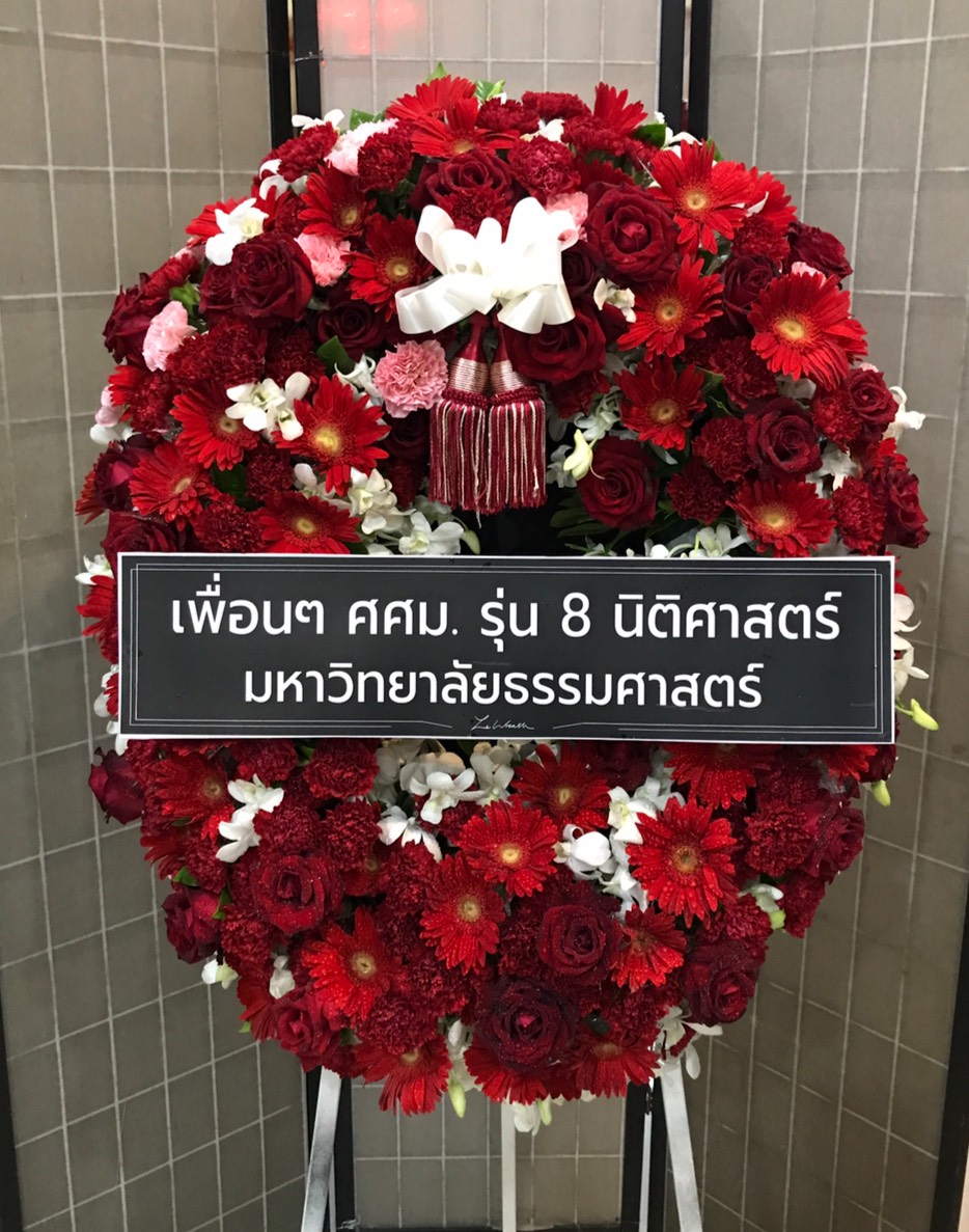 พวงหรีดดอกไม้สด โทนสีแดง แซมด้วยดอกเบญจมาศ คาร์เนชั่น และลิลลี่