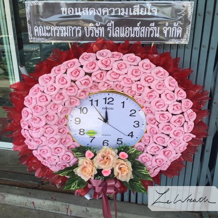 พวงหรีดนาฬิกาตกแต่งด้วยดอกไม้จันทน์ประดิษฐ์โทนสีชมพูอย่างสวยงาม